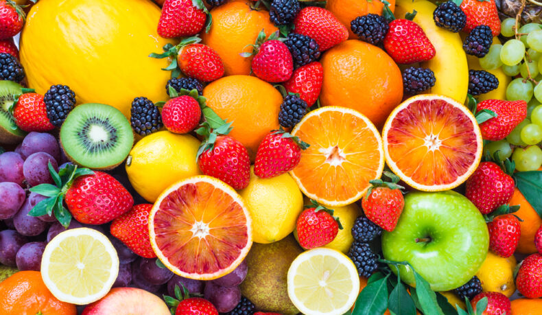 Mai multe tipuri de fructe: portocale, mure, căpșuni, mere, lămâi, kiwi, prune, mere și ananas