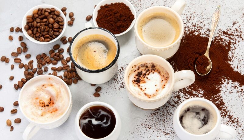 Cești de cafea și boabe de cafea, sugestiv pentru legătura dintre performanțele cognitive și cofeina în exces