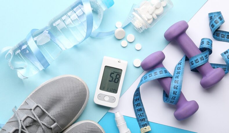 Glucometru cu pastile, apă, greutăți, centimetru și adidași, folosite în tratamentul pentru rezistența la insulină