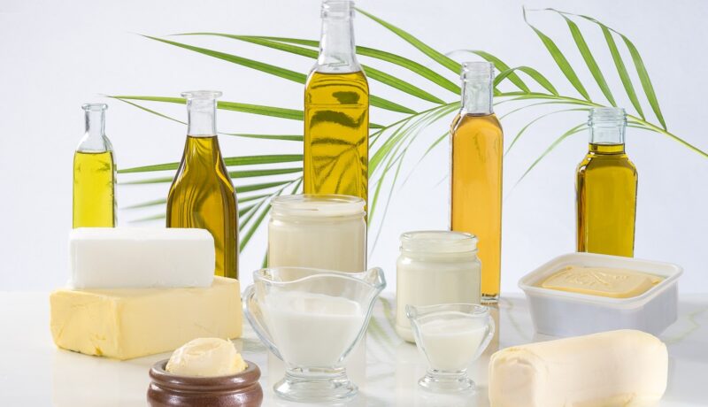 Grăsimi saturate și nesaturate: unt, smântănă, lapte, sticle cu ulei vegetal