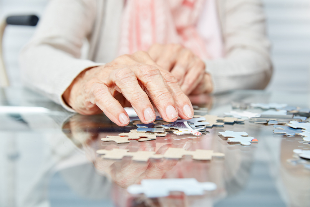 O femeie în vârstă rezolvă un puzzle