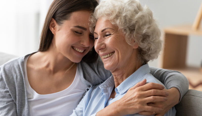 O femeie tânără lângă o femeie în vârstă