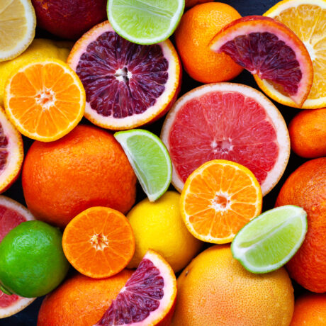 Mai multe fructe citrice întregi sau sub formă de felii
