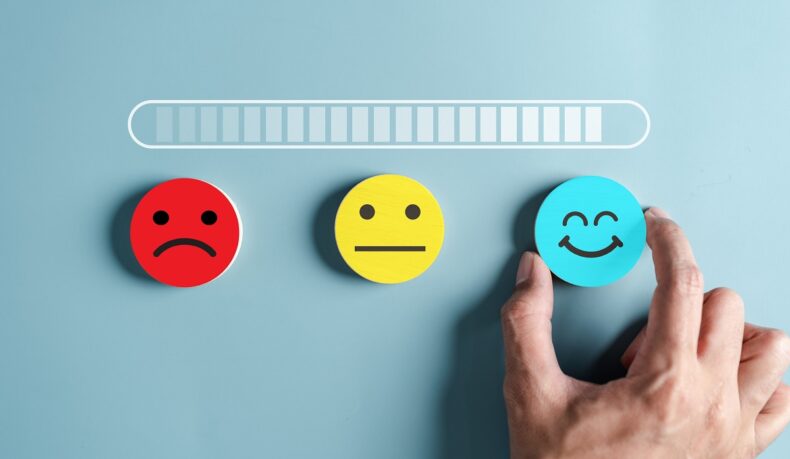 Grafică față tristă, față neutră și față fericită, sugestiv pentru cum ne influențează hormonii fericirii starea emoțonală