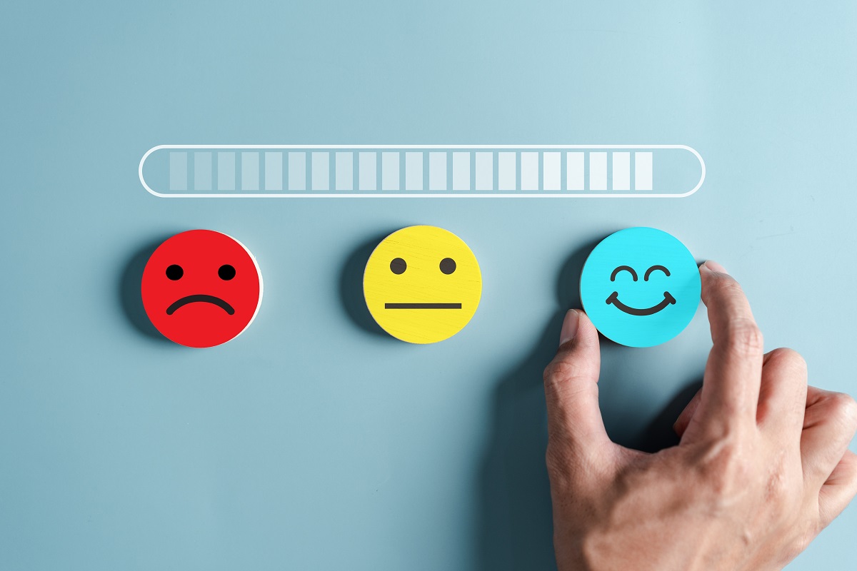 Grafică față tristă, față neutră și față fericită, sugestiv pentru cum ne influențează hormonii fericirii starea emoțonală