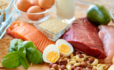 Semne că mănânci prea multe proteine. Cum îți dai seama că ai depășit aportul zilnic