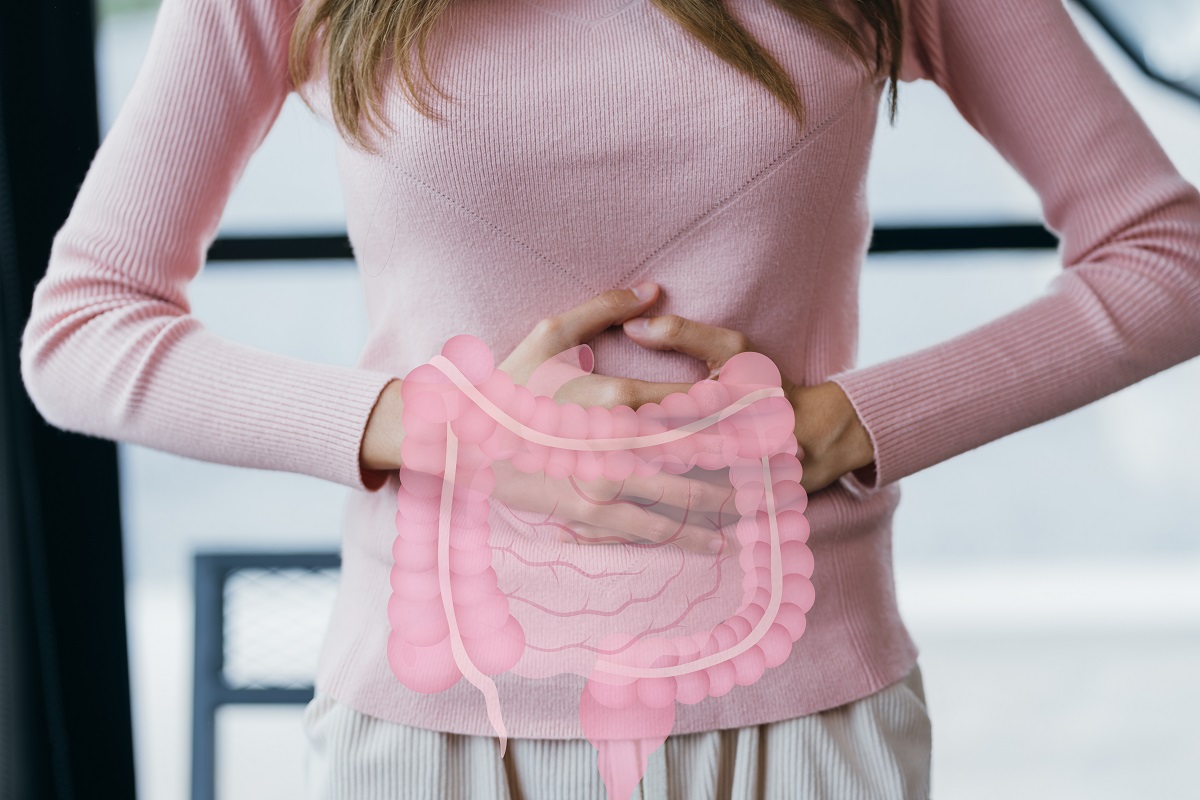 Femeie cu durere de burtă și ilustrație cu intestine, sugestiv pentru inflamația intestinală