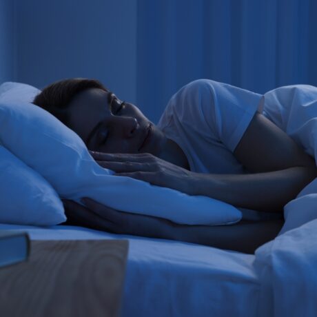 O femeie tânără, care doarme pe un pat
