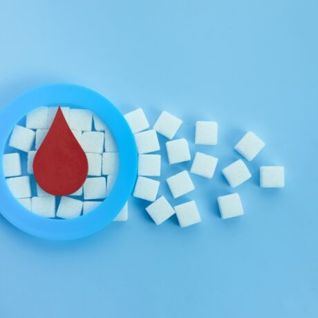 Un desen în formă de picătură de sânge, pus peste mai multe cuburi de zahăr