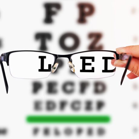 Test de vedere cu litere și ochelari prin care se vede clar, sugestiv pentru ce este miopia