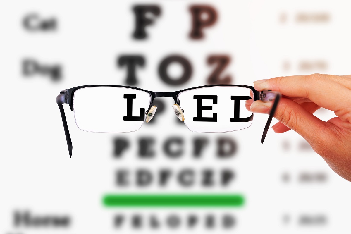 Test de vedere cu litere și ochelari prin care se vede clar, sugestiv pentru ce este miopia
