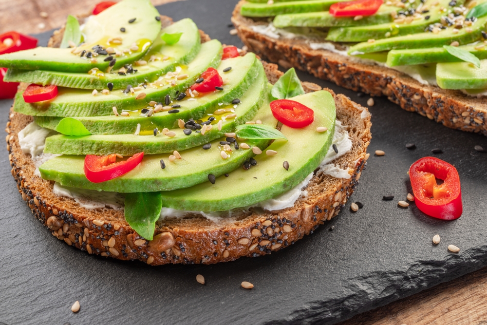 Avocado feliat pe pâine cu cereale