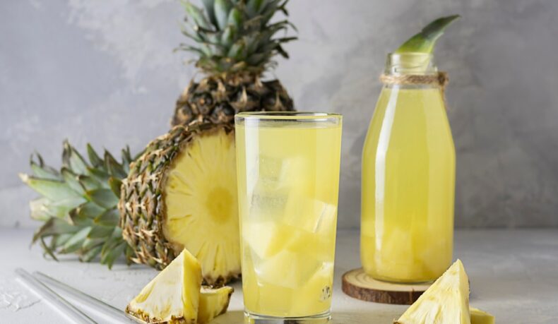 Suc de ananans într-un pahar din sticlă