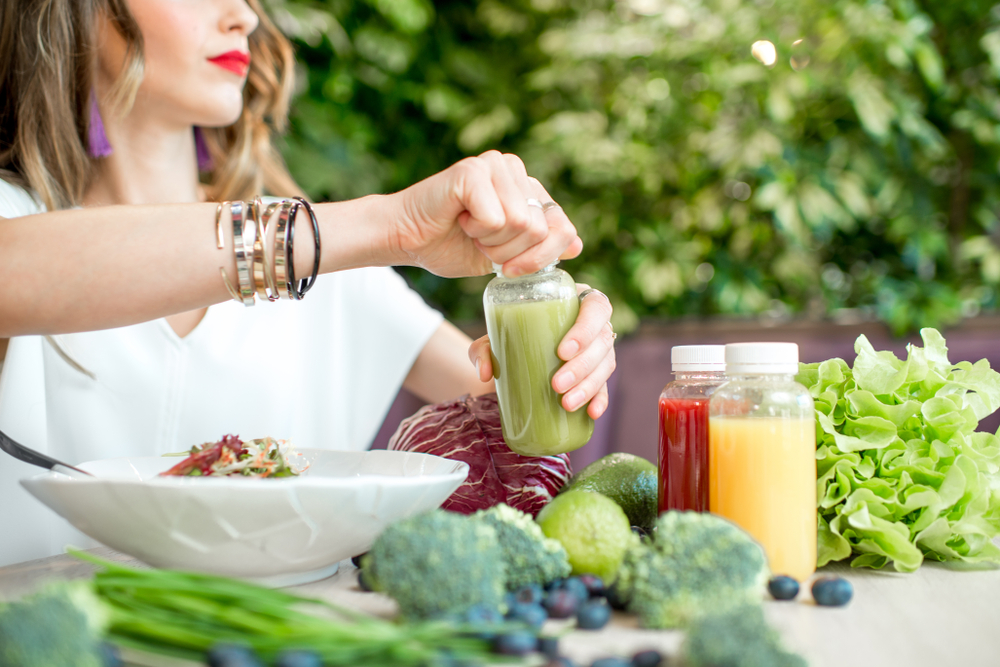 O femeie care consumă un smoothie verde