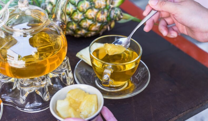 Ceai de ananas într-o ceașcă din sticlă