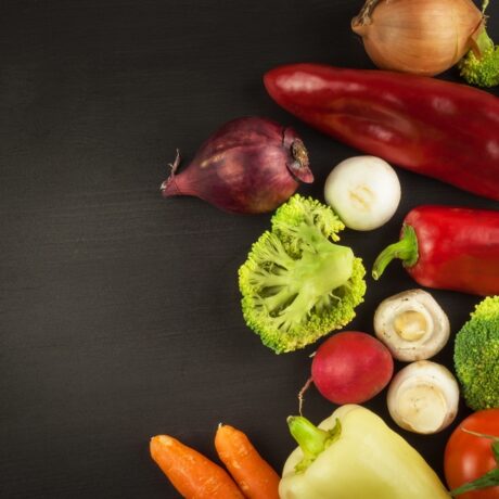 Ceapă roșie, ceapă verde, broccoli, ardei gras verde, ardei gras roșu, morcovi, roșii, ciuperci și ridichi