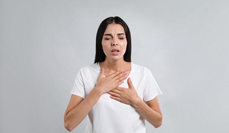 Femeie cu durere în piept și probleme de respirație, simptome specifice unui atac de panică