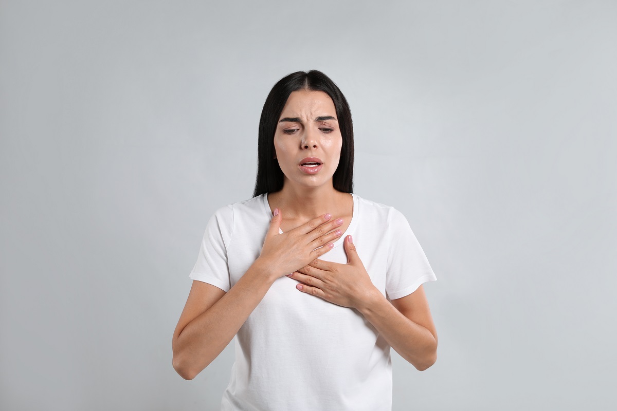 Femeie cu durere în piept și probleme de respirație, simptome specifice unui atac de panică