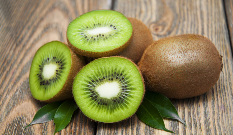 Mai multe felii de fructe de kiwi