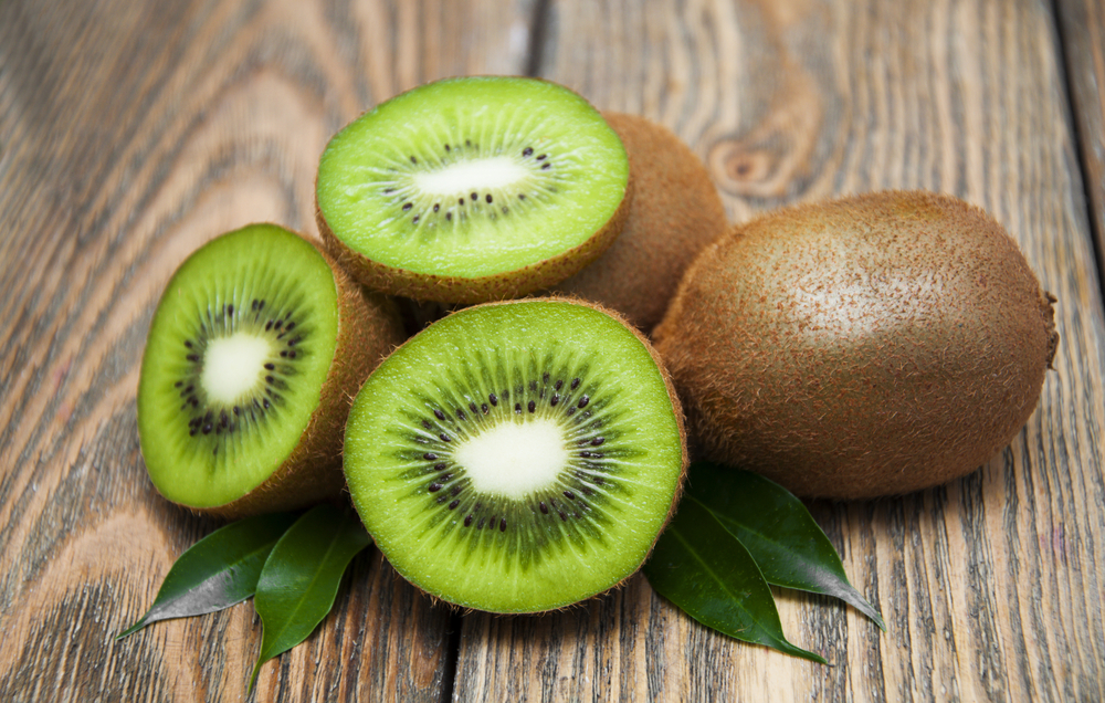 Mai multe felii de fructe de kiwi