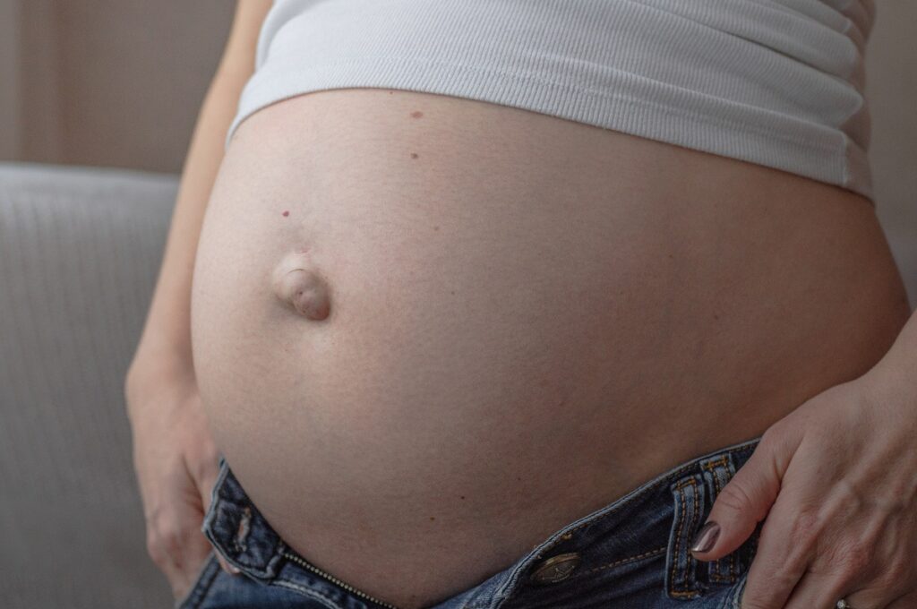 femeie însărcinată cu hernie la nivelul buricului