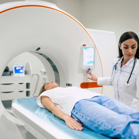 Tomografia computerizată (CT): ce este, când este indicată și cum te pregătești pentru ea