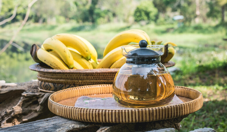 Proprietățile medicinale ale ceaiului de banane. Cum te poate ajuta această băutură