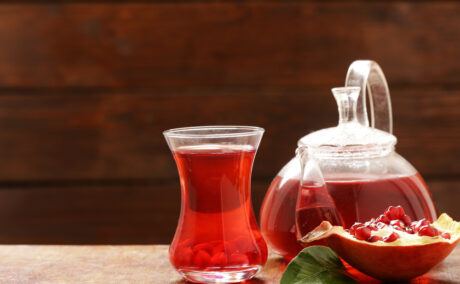 Proprietățile medicinale ale ceaiului de rodie. De ce îți poate îmbunătăți dieta