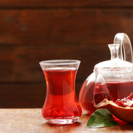 Proprietățile medicinale ale ceaiului de rodie. De ce îți poate îmbunătăți dieta