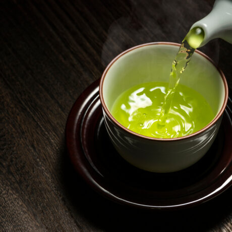 O ceașcă cu ceai verde și un ceainic