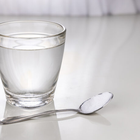 Un pahar cu apă și o lingură cu sare