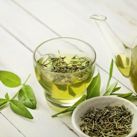 Ceașcă, ceainic și frunze de ceai verde