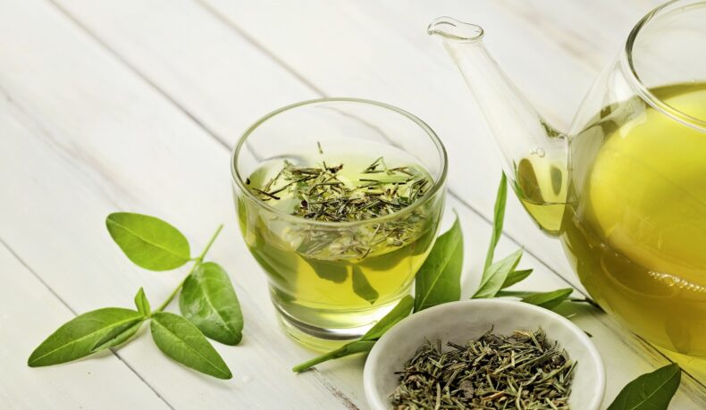 Câtă cofeină conține ceaiul verde. Poți bea ceai verde dacă ai tensiunea mare?
