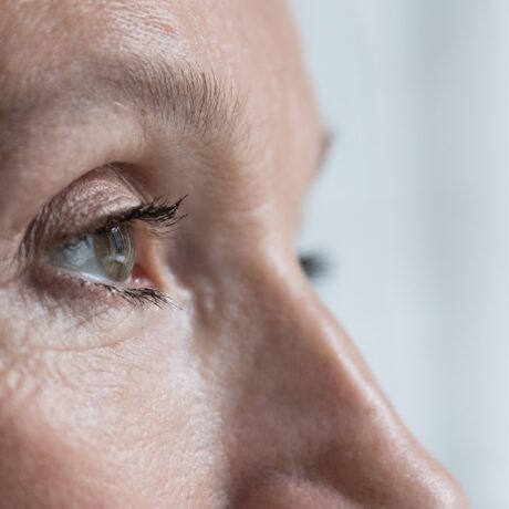 Detaliu cu ochi de femeie în vârstă care se uită în față, sugestiv pentru probleme de vedere - semnul care prezice demența