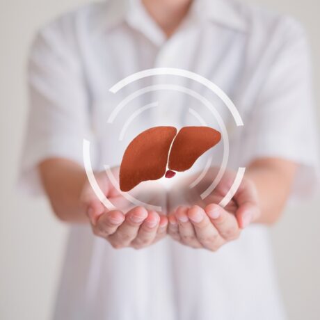 Detaliu cu mâini care țin un ficat - ilustrație sugestivă pentru regenerarea ficatului bolnav