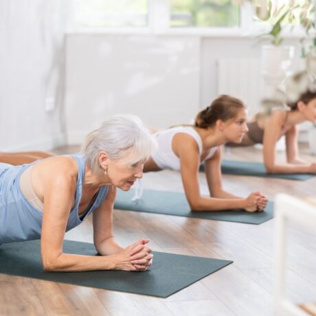 Mai multe femei de diferite vârste care fac exerciții de pilates