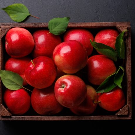 O cutie cu mere roșii