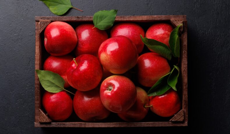 O cutie cu mere roșii