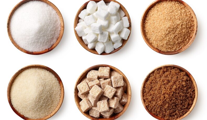 tipuri diferite de zahăr în boluri de lemn, de la zahăr alb la brun și brut