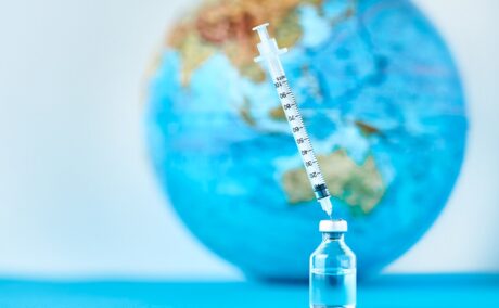 Vaccinuri pentru țări tropicale. De ce sunt necesare și care sunt riscurile pentru persoanele nevaccinate