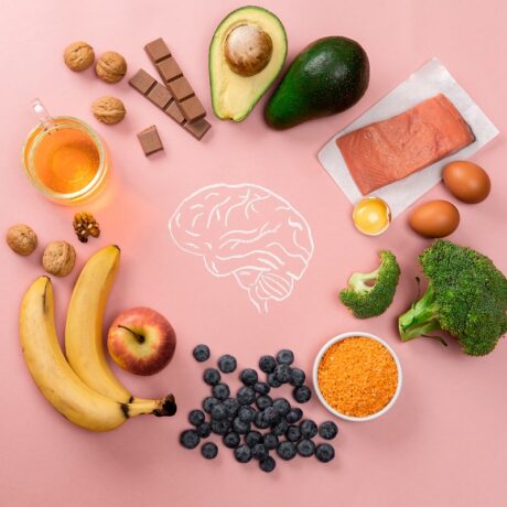 Creier desenat, înconjurat de legume, fructe și pește, alimente bogate în nutrienții care încetinesc îmbătrânirea creierului