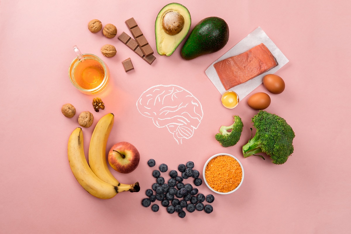 Creier desenat, înconjurat de legume, fructe și pește, alimente bogate în nutrienții care încetinesc îmbătrânirea creierului