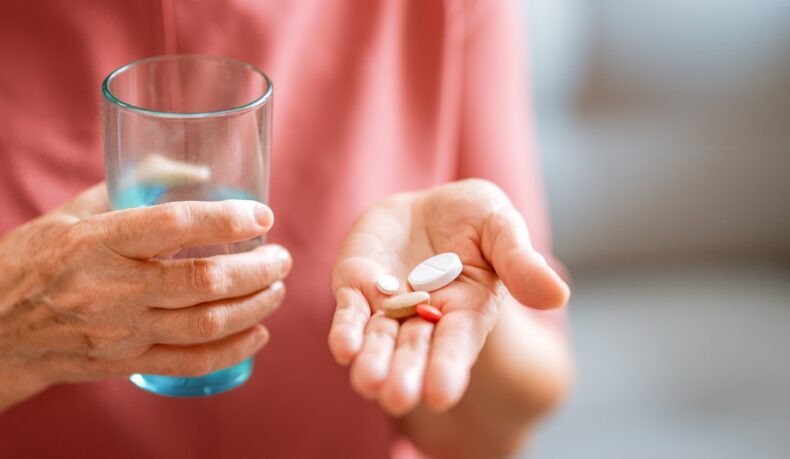Vitamine și minerale de evitat după vârsta de 50 de ani. Ce efecte adverse pot avea
