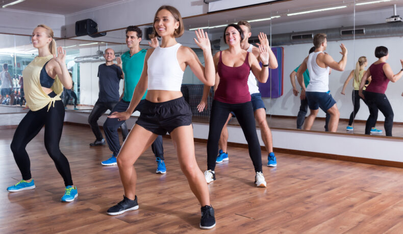 Mai multe femei care practică zumba într-o sală de fitness