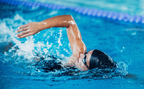Efectele înotului asupra organismului. Ce beneficii aduce sănătății
