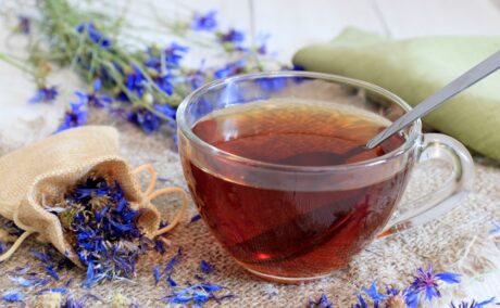 Proprietățile medicinale ale ceaiului de albăstrele. Schimbările produse de această băutură în organism