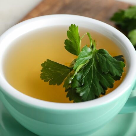 Proprietățile medicinale ale ceaiului de pătrunjel. La ce este utilă această băutură