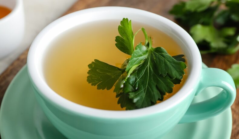 Proprietățile medicinale ale ceaiului de pătrunjel. La ce este utilă această băutură