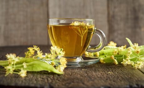 Proprietățile medicinale ale ceaiului de tei. Ce beneficii și riscuri poate avea pentru sănătate