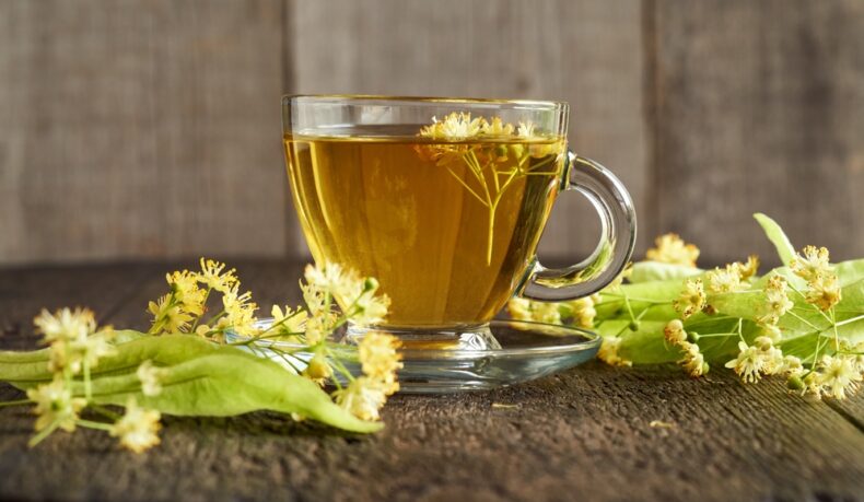 Proprietățile medicinale ale ceaiului de tei. Ce beneficii și riscuri poate avea pentru sănătate